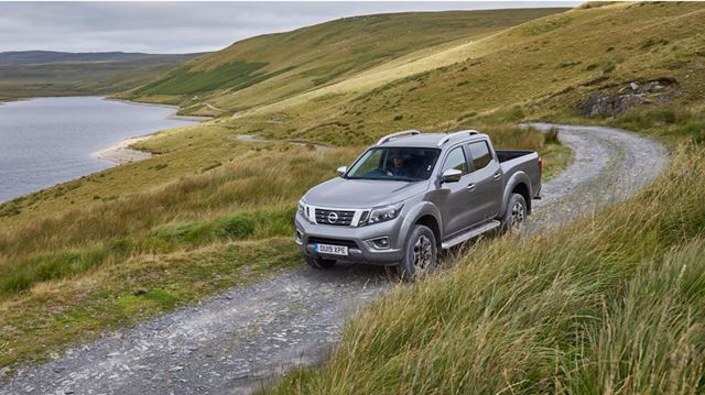 Nissan-Navara-lake